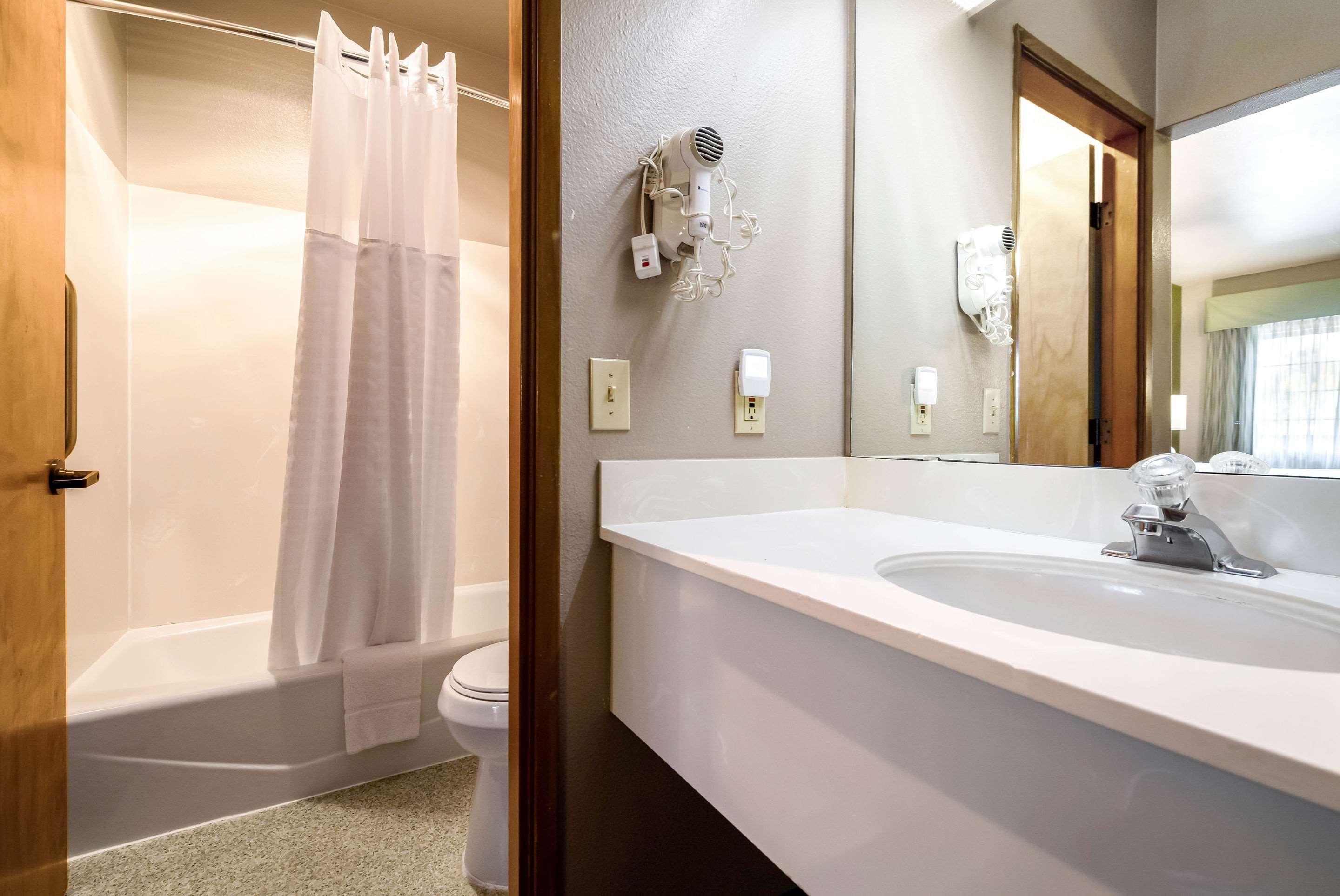 Quality Inn & Suites Bainbridge Island Bagian luar foto