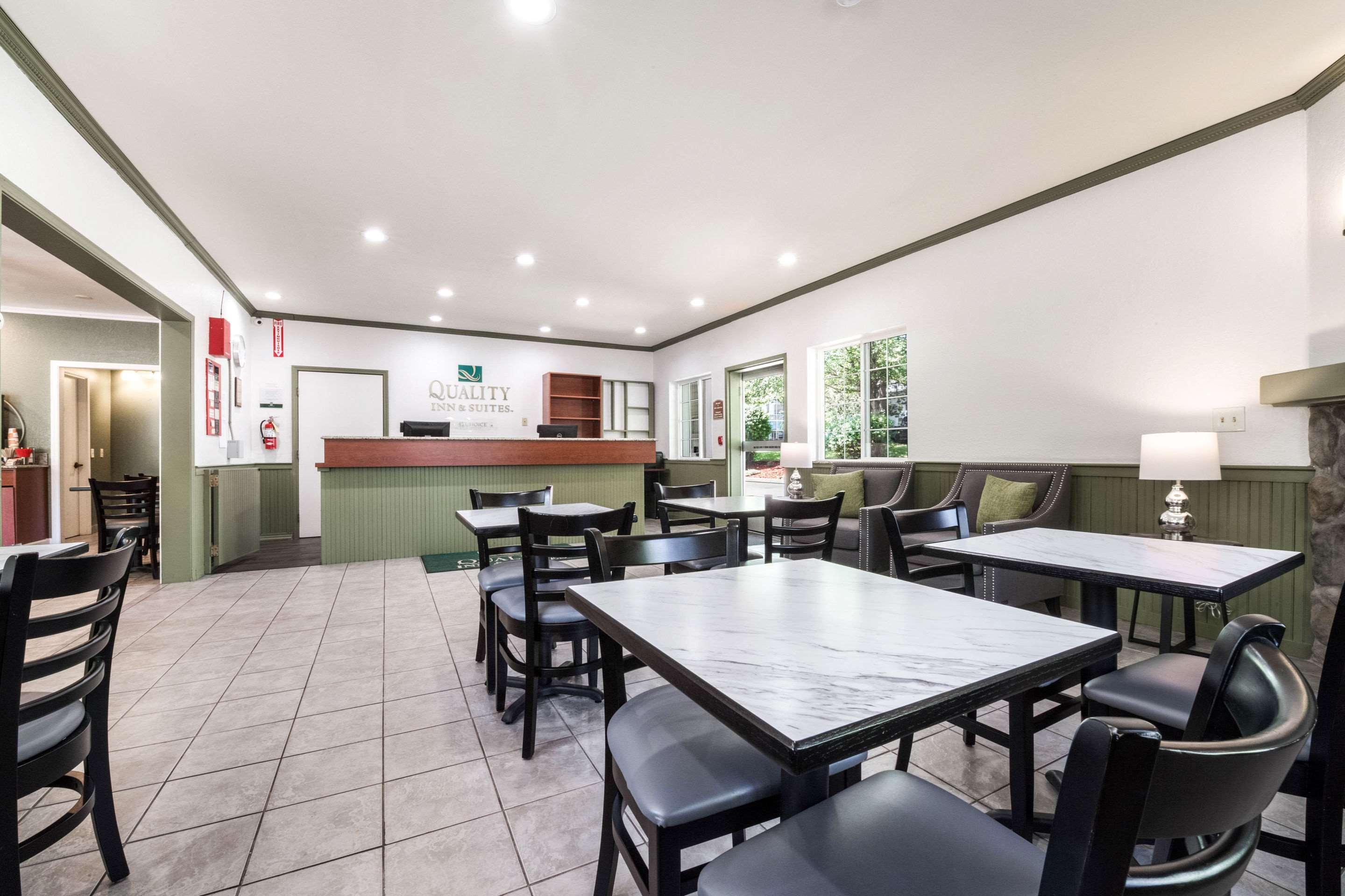 Quality Inn & Suites Bainbridge Island Bagian luar foto