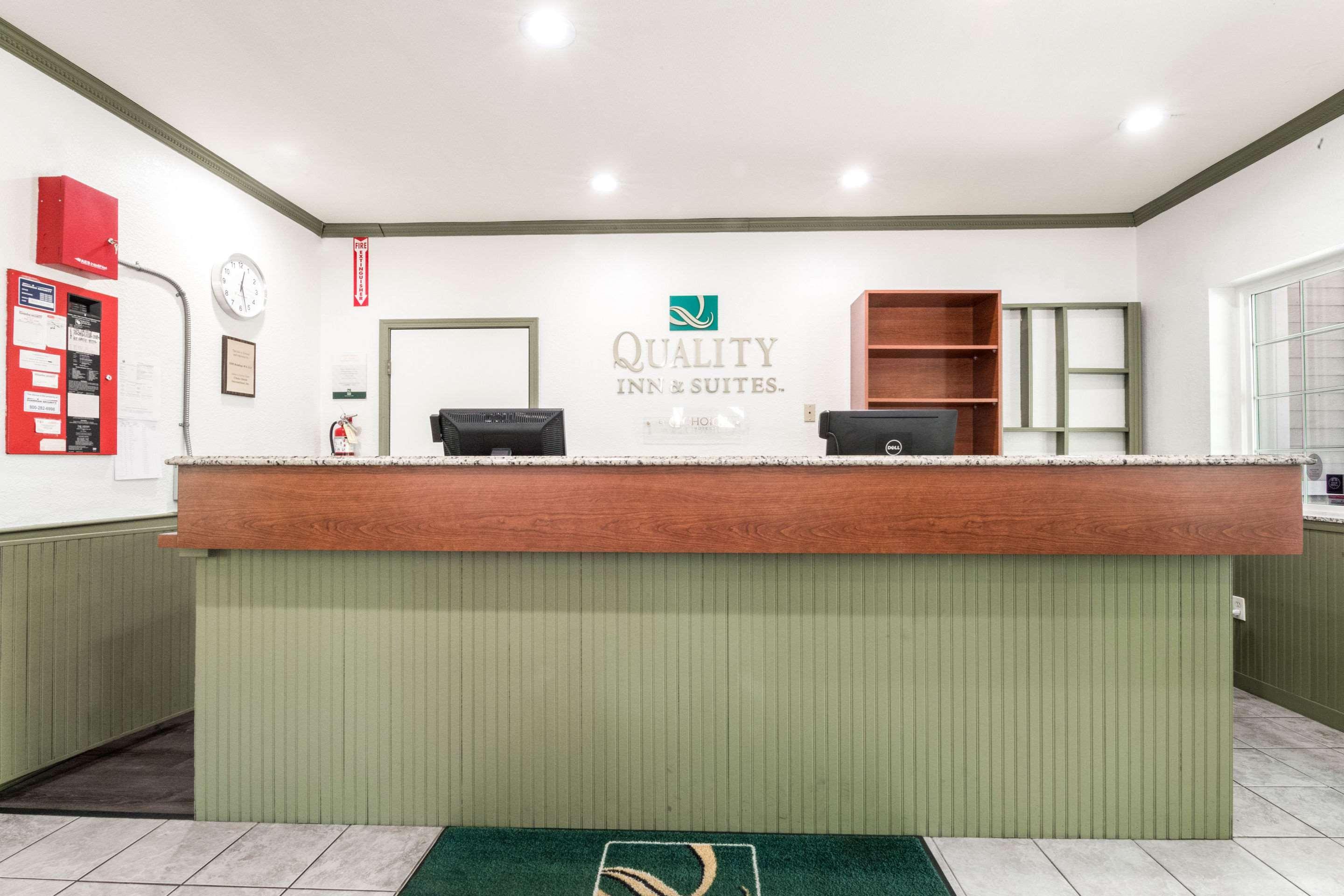 Quality Inn & Suites Bainbridge Island Bagian luar foto